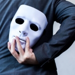 A Dança das Opiniões: A Hipocrisia dos Interesses Pessoais